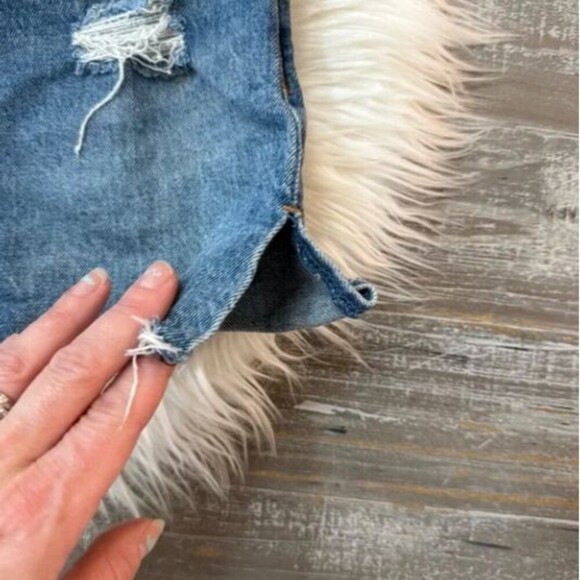 Abercrombie & Fitch High Rise 4" Mom Jean Shorts 26 / 2 Distressed - Picture 5 of 5